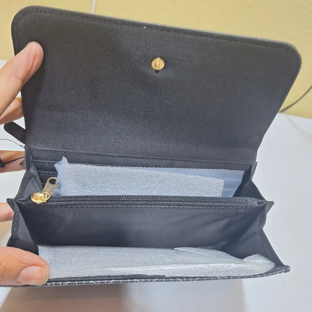 Tommy Hilfiger Women's Black Bifold Wallet Clutch Gold Logo RFID New With Tags